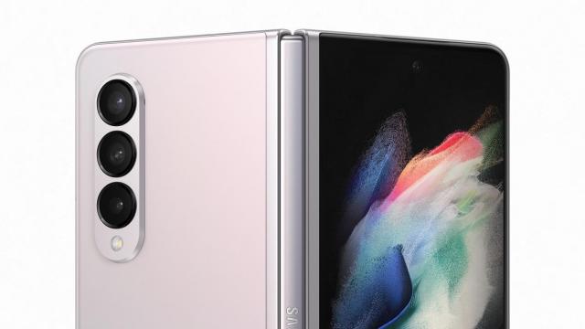 <b>Samsung Galaxy Z Fold 3 are dezvăluite specificațiile finale; Va avea cameră selfie de 4 mpx integrată sub display-ul principal</b>Ne-au mai rămas doar câteva zile de așteptare până la marele eveniment Samsung Unpacked acolo unde vom vedea noile pliabile ale companiei sud-coreene și anume modelul cu clapetă Galaxy Z Flip 3 și varianta care se deschide 