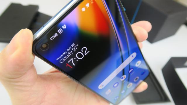 <b>OnePlus Nord 2 5G: Design plăcut de privit, atins, purtat în buzunar</b>OnePlus Nord 2 5G este asociat de mine şi probabil nu doar de mine cu un soi de OnePlus 9 Lite. Asta pentru că spatele său e leit cu cel al lui OnePlus 9, în special în zona camerei. Nu îmi displace acest design şi mă bucură să văd o cameră performantă