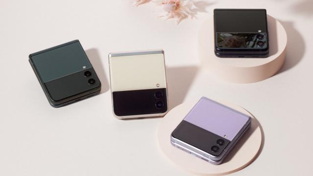 <b>Samsung Galaxy Z Flip 3 este acum oficial; Cu ecran extern mai mare, difuzoare stereo și Snapdragon 888 </b>Mult așteptatul moment este aici și anume anunțul lui Samsung Galaxy Z Flip 3 - noul pliabil cu clapetă care vine cu o serie de îmbunătățiri notabile la pachet și cu un ecran extern mult mai mare decât ce ne ofereau predecesorii