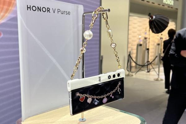 IFA 2023: Video Hands-on HONOR Magic V Purse - Smartphone-ul pliabil asociat unei poșete tech, cu barete interschimbabile