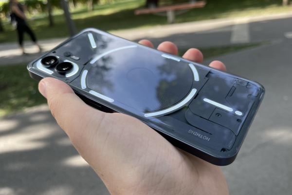 Nothing Phone (2): În continuare un design cu personalitate, interfață Glyph evoluată care face senzație