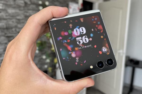 Samsung Galaxy Z Flip 5: OS, UI, aplicaţii cu un mare FLEX faţă de rivalii Flip - ecranul Cover