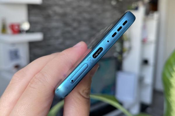 Motorola Edge 40 Neo: Acustica ţeapănă, noul Rolling Stones se aude bine pe aceste difuzoare