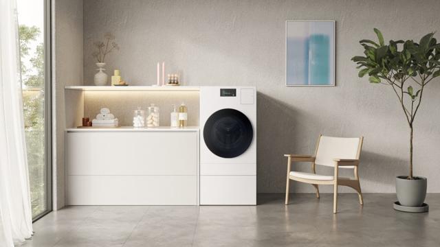 <b>IFA 2023: Samsung lansează combo-ul mașină de spălat și uscător BESPOKE AI</b>În cadrul târgului tehnologic IFA 2023 Samsung a prezentat avantajele ecosistemului SmartThings, a prezentat aplicația Food AI care îți oferă rețete și idei pentru planul alimentar, dar și un nou combo. E vorba despre o mașină de spălat cu uscător