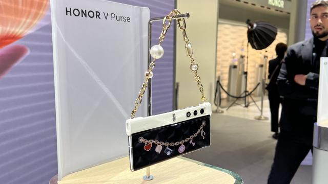<b>IFA 2023: Video Hands-on HONOR Magic V Purse - Smartphone-ul pliabil asociat unei poșete tech, cu barete interschimbabile</b>În cadrul IFA 2023 cei de la HONOR au prezentat un smartphone concept interesant, pentru doamne și domnișoare. E vorba despre modelul Magic V Purse, care preia forma unei gentuțe și devine un accesoriu tech, modern. Geanta / telefonul a fost văzut
