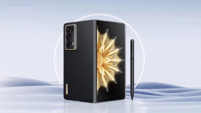 <b>Honor Magic V2 va sosi târziu în Europa şi aflăm cât ar putea costa</b>Multă lume a fost surprinsă de dimensiunile cu care s-a afişat telefonul pliabil Honor Magic V2 la IFA 2023 la Berlin. Scade sub 5 mm în talie când e deschis şi sub 10 când e închis. Ca atare au început să apară şi întrebările cu privire 