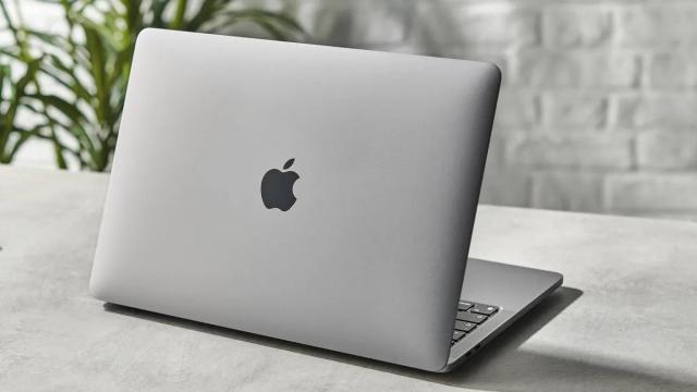 <b>Apple lucrează la un MacBook accesibil destinat școlarilor, rival pentru Chromebook-urile de pe piață (zvon)</b>Pe măsură ce ne apropiem de evenimentul Apple programat pentru data de 12 septembrie descoperim și detalii neașteptate, care fac referire la viitoare produse pregătite de către gigantul din Cupertino. Așa cum spune și titlul postării 