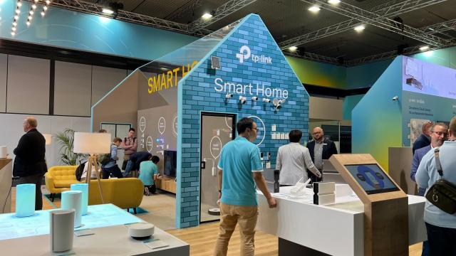 <b>TP-Link a adus la IFA 2023 dispozitive Wi-Fi 7 şi produse smart home, aspirator, produse Matter, Tapo</b>Viitorul e aici şi spunem asta deoarece am remarcat la IFA 2023 că există companii care vorbesc deja cu lejeritate despre 6G şi Wi-Fi 7. Printre ele se numără şi TP-Link, care a avut un stand generos în Berlin, ce includea dispozitiv noi compatibile 