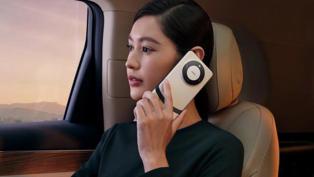 <b>HUAWEI MATE 60 Pro+ este ultra flagship-ul seriei Mate 60; Upgrade la cameră față de Pro și până la 16 GB RAM</b>Pe neașteptate cei de la HUAWEI mai anunță un telefon la început de lună septembrie, asta după ce rând pe rând au fost introduse modelele Mate 60 și Mate 60 Pro, ambele cu procesor nou la pachet și surpriză, modem 5G