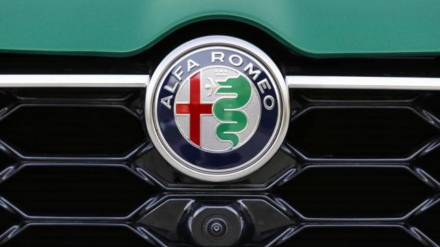 <b>Alfa Romeo-ul electric este un SUV compact care tocmai a apărut în fotografii</b>Alfa Romeo intra pe piaţa de SUV-uri electrice compacte, prin intermediul unui model care tocmai a scăpat pe Internet. Imaginile oficiale vor fi dezvăluite prin 2024, dar Internetul ne aduce o scăpare importantă azi. SUV-ul nu are încă o denumire