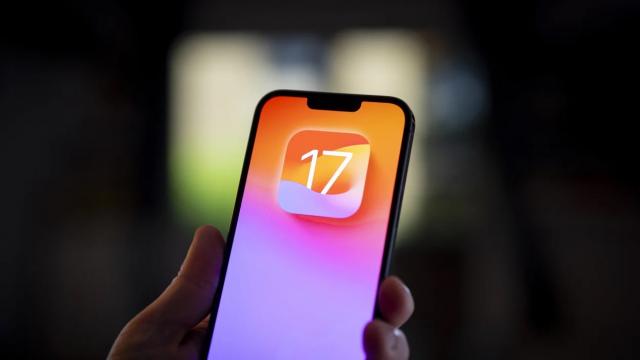 <b>Pregătește-te pentru iOS 17: Actualizarea vine la ora 20:00 – Iată lista de iPhone-uri compatibile</b>Printre numeroasele anunțuri Apple de ieri seară s-a strecurat și un produs software, mai precis iOS 17, release care se pregătește de sosirea pe telefoanele noastre. Așa cum spune și titlul postării de față, vom putea face actualizarea