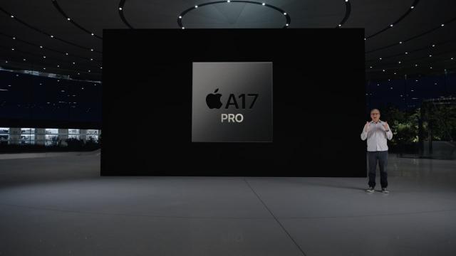 <b>Apple e primul producător de telefoane cu procesor pe arhitectură de 3 nanometri; Ce poate Apple A17 Pro?</b>Apple a devenit pe 12 septembrie prima companie cu telefoane cu procesoare de 3 nanometri anunţate oficial. E vorba despre iPhone 15 Pro şi iPhone 15 Pro Max, care au la interior cipseturile de 3 nanometri Apple A17 Pro. Ce ne rezervă ele