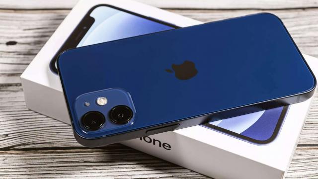 <b>iPhone 12 retras din cauza radiaţiilor; Franţa impune asta celor de la Apple</b>Cea mai bizară veste de azi este că iPhone 12 nu mai poate fi vândut în Franța. Telefonul emite mai multă radiaţia electromagnetică decât e permis în această ţară. Retailerii, marile magazine au primit ordin oficial să retragă telefonul de pe rafturi