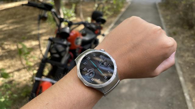 <b>Huawei Watch GT 4 Review sau cum măsori aţipelile şi începi un regim mai sănătos cu un ceas stilat</b>Am fi crezut că după Huawei Watch 4 Pro şi Watch Ultimate, compania chineză va lua o pauză. Ei bine nu, tocmai a lansat în Barcelona seria Huawei Watch GT 4, care include nu mai puţin de 9 variante de design. E un dispozitiv purtabil 