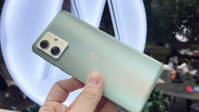 <b>Motorola Moto G54 Power Hands-on: a revenit battery phone-ul, acum cu extra RAM şi putere</b>Motorola a surprins azi prin prezentarea a două alte telefoane alături de Moto Edge 40 Neo: Motorola Moto G84 şi Moto G54 Power. Acesta din urmă este un battery phone, un telefon entry level 5G, care poate încărca alte dispozitive şi surprinde plăcut