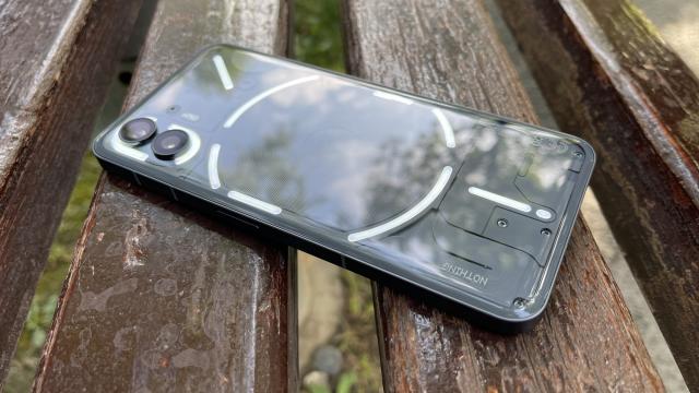 <b>Nothing Phone (2) review detaliat în limba română (Evaluare Mobilissimo)</b>La fix un an distanță de la introducerea primului smartphone pe piață, compania startup Nothing a anunțat și al doilea model din portofoliu, mai precis Nothing Phone (2). Deși aproape neschimbat la prima vedere, telefonul din iulie 2023 