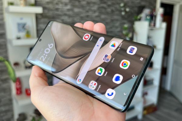 Motorola edge 50: Trendul cu muchii curbate continuă, OLED, dar și nu LTPO