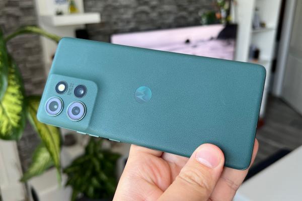 Motorola edge 50: Hardware care pe hârtie pare echilibrat de la ecran și până la baterie