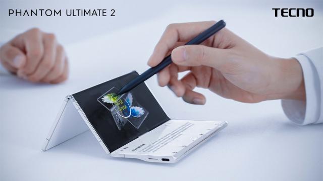 <b>Un prim triplu pliabil vine de la Tecno sub forma lui Phantom Ultimate 2, concept cu diagonală de până la 10 inch, mai subțire pliat decât Fold6</b>S-a vorbit mult în ultimele zile despre următorul format de smartphone, cel triplu-pliabil. HUAWEI plănuiește să lanseze unul chiar în luna septembrie, iar Xiaomi a confirmat recent existența unui astfel de dispozitiv gata de debut cândva