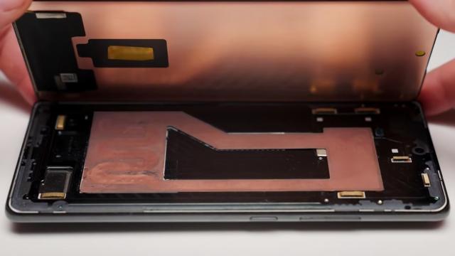 <b>iPhone 17 Pro Max va avea un nou sistem de răcire; Apple introduce tehnologia Vapor Chamber în 2025</b>Ming-Chi Kuo, analist cunoscut pentru predicțiile sale legate de produsele Apple, a dezvăluit recent că iPhone 17 Pro Max, care urmează să fie lansat în 2025, va include un nou sistem de răcire bazat pe o cameră de vapori (vapor chamber) actualizată.