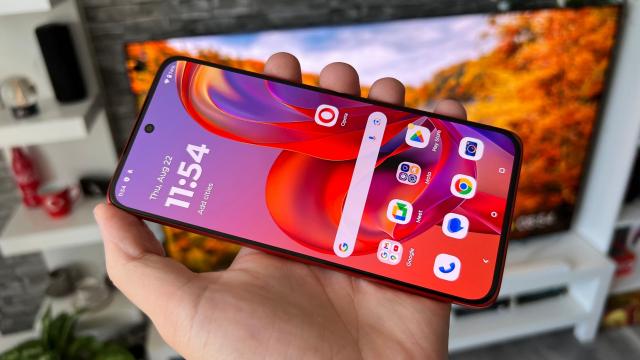 <b>Motorola edge 50 neo: Bateria de 4310 mAh livrează playback video neașteptat de bun, nu și la utilizare continuă</b>Am ajuns și la partea de la care aveam cele mai multe îngrijorări și anume bateria. La 4310 mAh cu siguranță că acumulatorul de la interiorul lui Motorola edge 50 Neo nu stârnește valuri de aplauze, mai degrabă precauție din partea