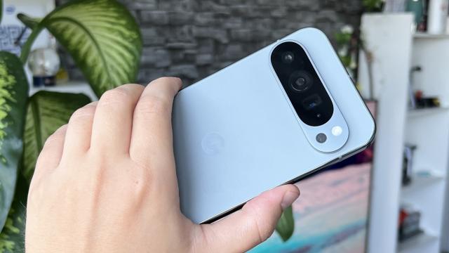 <b>Google Pixel 9 Pro XL: Cameră de Pixel 8 Pro cu îmbunătăţiri marginale dar bine-venite</b>Nu avem upgrade-uri de cameră la capitolul hardware faţă de Pixel 8 Pro, cea principală având pe hârtie doar un senzor ultra wide nou. Camera selfie se bucură de upgrade la 42 MP şi vine cu deschidere F/2.2, PDAF şi filmare 4K la 60 FPS, dar şi HDR