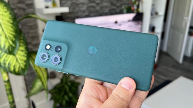 <b>Motorola edge 50: Hardware care pe hârtie pare echilibrat de la ecran și până la baterie</b>Majoritatea telefoanelor ce compun seria edge 50 de la Motorola ne aduc dotări mid-range, iar aici îl includ și pe Motorola edge 50 - smartphone anunțat la început de lună august și ajuns ulterior și pe masa de teste Mobilissimo