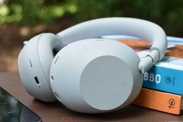 Sony pregătește încă o pereche de căști premium: WH-1000X ColleXion apar în randări