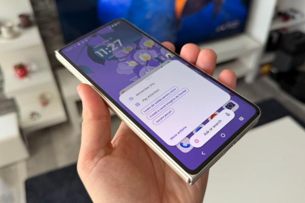 Motorola RAZR Fold: Software în continuare aproape stock, buton AI dedicat și 7 ani de actualizări Android, stylus
