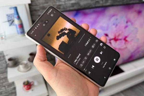 Motorola RAZR Fold: Acustică stereo semnată Bose, cu bas, voci clare și volum puternic