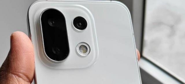 OPPO Reno16 Pro Mini apare într-o primă imagine! Are design și funcții inspirate de telefoanele OnePlus