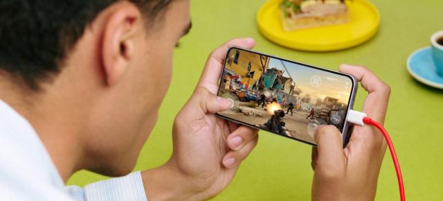 Inovaţie cu porţia: brandurile din China se iau după Apple şi oferă specificaţii mai modeste pe telefoanele de bază