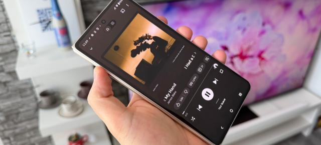 Motorola RAZR Fold: Acustică stereo semnată Bose, cu bas, voci clare și volum puternic