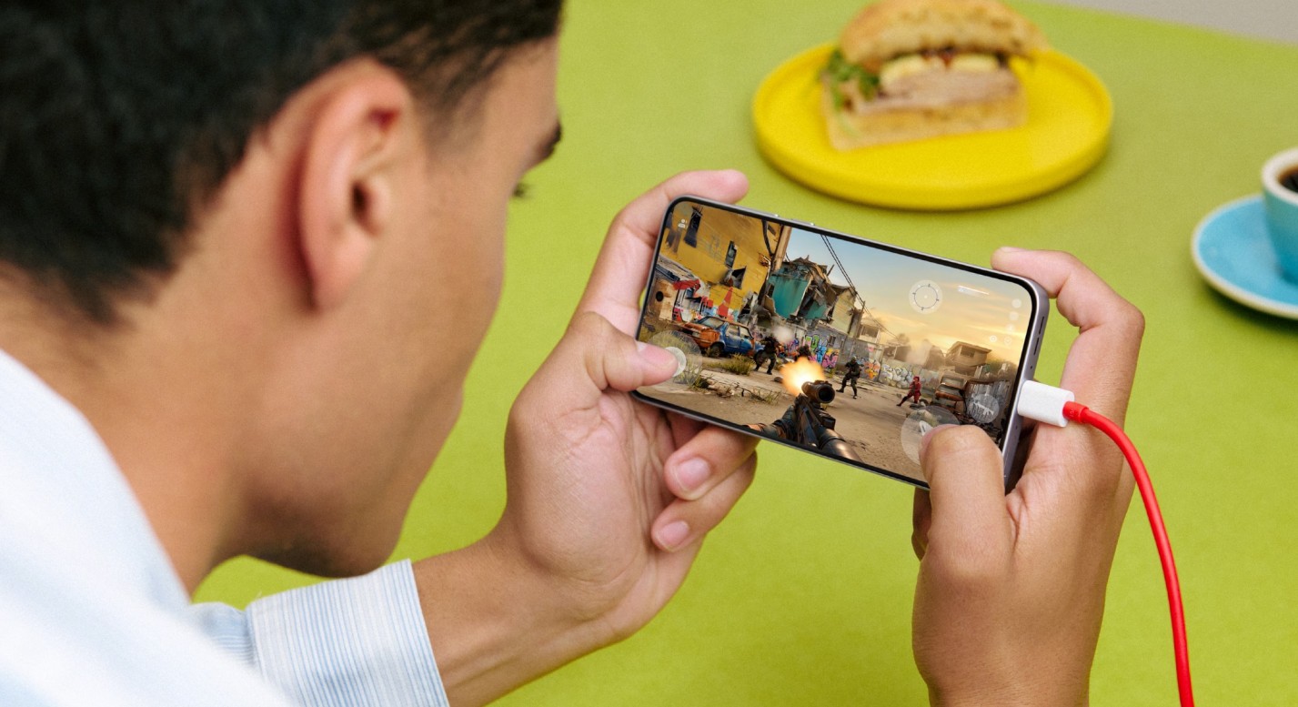 Inovaţie cu porţia: brandurile din China se iau după Apple şi oferă specificaţii mai modeste pe telefoanele de bază
