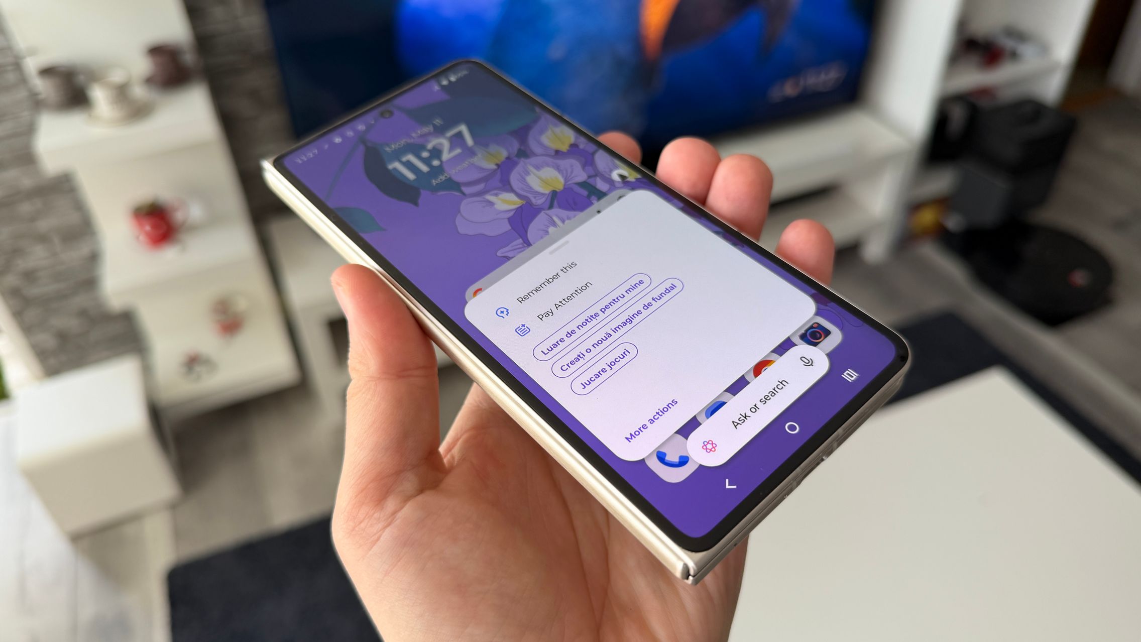 Motorola RAZR Fold: Software în continuare aproape stock, buton AI dedicat și 7 ani de actualizări Android, stylus