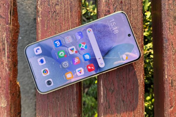 Redmi Note 15 Pro+ 5G: Display AMOLED uriaș, protejat ca un flagship de mii de lei