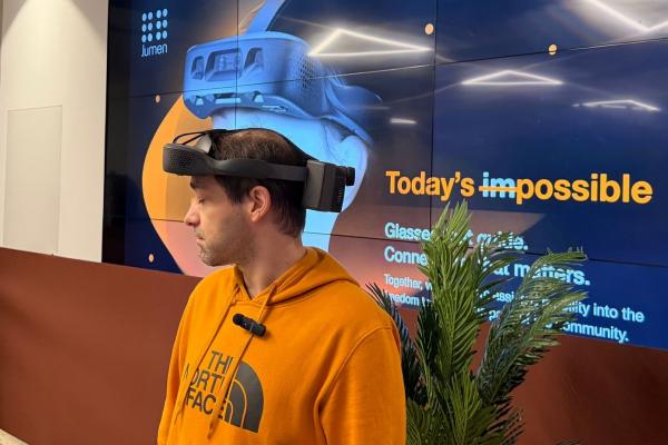 Am aflat cum e să fii nevăzător şi am văzut headsetul Dot Lumen, powered by Orange România (Video)