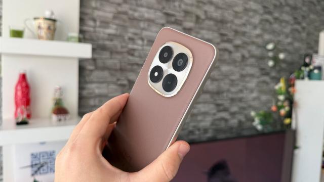 <b>Redmi Note 15 Pro+ 5G: Benchmark-urile semnalează o performanță mid-range, la nivel de Nothing Phone (3a) Pro, sub Galaxy A56</b>La interiorul lui Redmi Note 15 Pro+ ne întâmpină un Snapdragon 7s Gen4, cipset dezvoltat pe seama procesului de 4nm și cu o arhitectură 1+3+4, unde avem un nucleu Prime Cortex-A720 de 2.7 GHz, 3x nuclee de performanță 