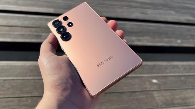 <b>Samsung a pregătit mai multe culori pentru Galaxy S26 Ultra, inclusiv o nuanță exclusivă roz-auriu; Revine rose gold-ul?</b>Zilele trecute zvonacul Universe Ice ne dezvăluia cele 4 variante de culoare pregătite de Samsung pentru Galaxy S26 Ultra, doar că.. sunt mai mult de 4, cel puțin asta susține Evan Blass (@evleaks pe x.com). Am văzut și tăvițele SIM 