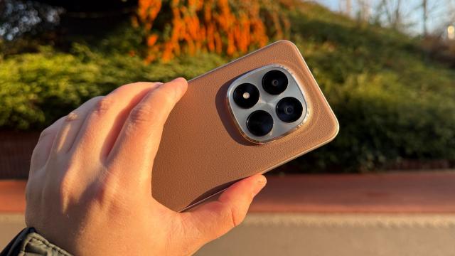 <b>Redmi Note 15 Pro+ 5G review detaliat în limba română (evaluare Mobilissimo)</b>Pe Redmi Note 15 Pro+ 5G îl cunoșteam de ceva timp, dar abia în ianuarie 2026 a venit pe piața globală, cu unele modificări suferite pe parcursul călătoriei din China în Europa. La mine a venit încă din decembrie ca un test 