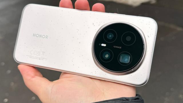 <b>HONOR Magic8 Pro review detaliat în limba română (evaluare Mobilissimo)</b>HONOR Magic8 Pro s-a lăsat ceva vreme aşteptat în România, eu punând mâna pe el spre final de noiembrie, la debutul în China. Iată că spre final de ianuarie e găsit în magazinele de la noi şi a venit şi momentul recenziei