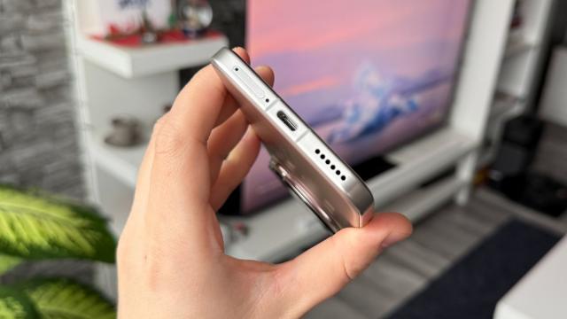 <b>Honor Magic8 Pro: Acustică stereo clar cu upgrade, bass profund, voci clare</b>Noua modă în zona smartphone flagship este ca producătorii să includă difuzoare stereo de mare ampltitudine și am văzut asta recent chiar pe modele cu accent pus pe audio. Honor Magic8 Pro este mai degrabă axat 