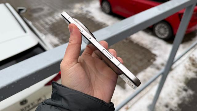 <b>Honor Magic8 Pro: Conectivitate de ultimul răcnet, fir și wireless</b>Mă uit spre lista de specificații a lui Honor Magic8 Pro și mi-e greu să îi găsesc vreo neajuns atunci când vine vorba despre conectivitate. Chiar ai de toate. Văd WiFi 7, 5G, NFC, emițător infraroșu pentru a controla electrocasnicele 