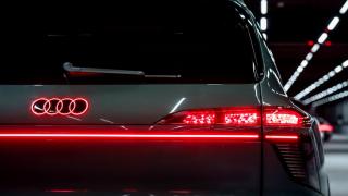 Audi Q9 aduce stopuri OLED curbate în premieră mondială, cu sticlă de doar 0,1 mm
