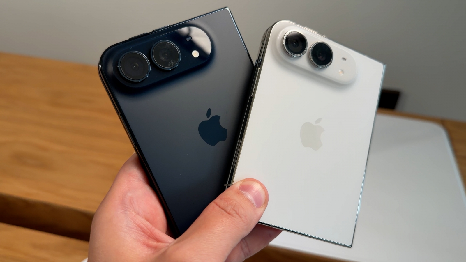 Apple iPhone Duo la primul contact; L-am deschis, l-am pliat, i-am căutat defectele și am descoperit câteva surprize