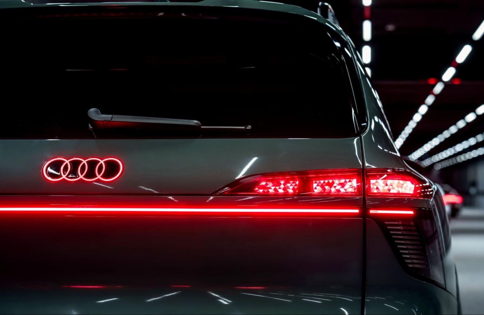 Audi Q9 aduce stopuri OLED curbate în premieră mondială, cu sticlă de doar 0,1 mm