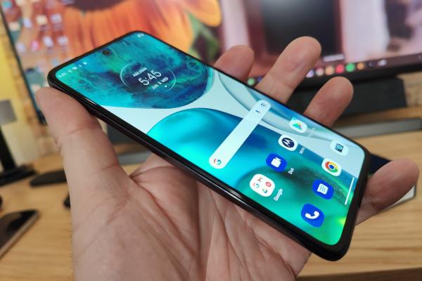 Motorola Moto G82 5G Unboxing: telefon midrange de gaming cu ecran AMOLED de calitate, stabilizare optică