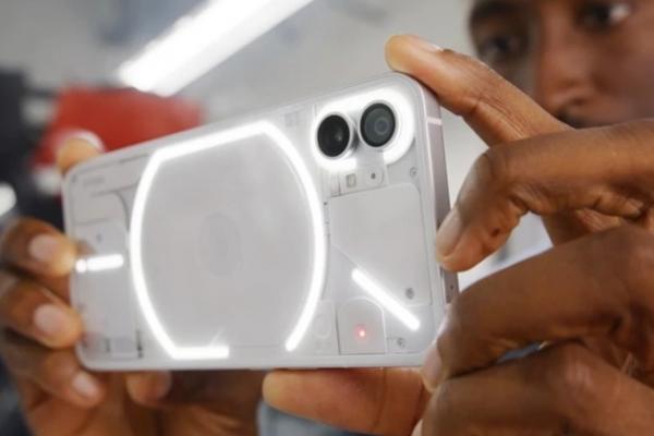 Nothing Phone (1) a primit un video hands-on din partea lui MKBHD; Telefonul surprinde printr-un inedit sistem de LED-uri