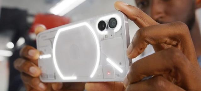 Nothing Phone (1) a primit un video hands-on din partea lui MKBHD; Telefonul surprinde printr-un inedit sistem de LED-uri