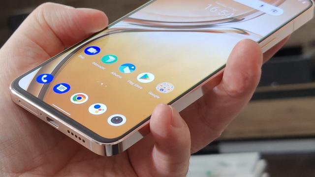 <b>vivo V23 5G: Acustică generoasă cu volumul, operăm pe un speaker mono totuşi</b>vivo V23 5G seamănă cu un iPhone 12 sau 13, dar nu îi copiază şi difuzoarele stereo. Aduce doar un difuzor mono amplasat în zona de jos, unul pe care nu îl vom acoperi cu mâna în landscape, din fericire. Setările includ un profil special în funcţie